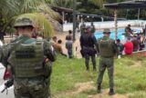 Batalhão Ambiental acaba com rinha de galos e detém cerca de 30 pessoas na zona Leste de Manaus