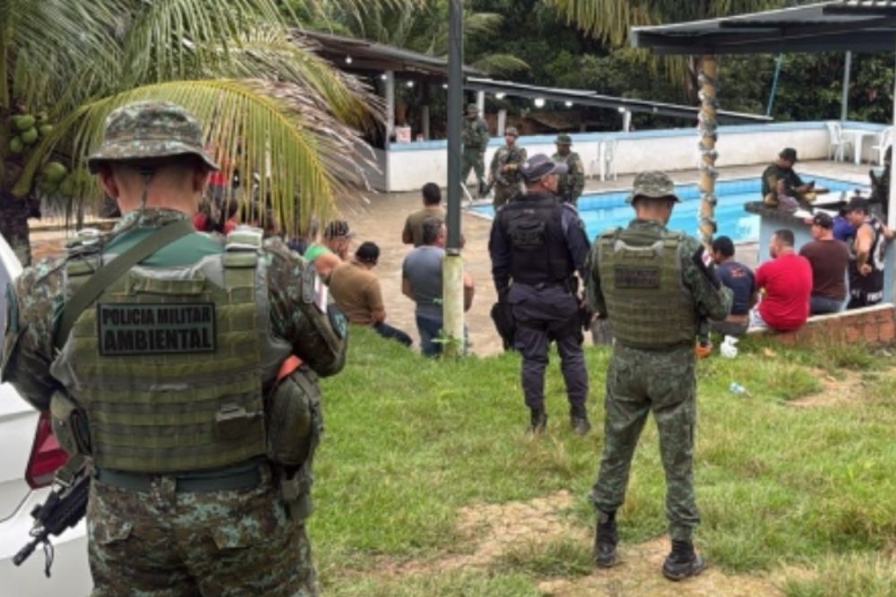 Batalhão Ambiental acaba com rinha de galos e detém cerca de 30 pessoas na zona Leste de Manaus