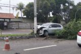 Carro colide com poste e fica destruído na Avenida André Araújo, em Manaus