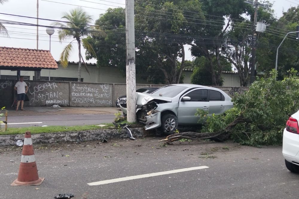 Carro colide com poste e fica destruído na Avenida André Araújo, em Manaus