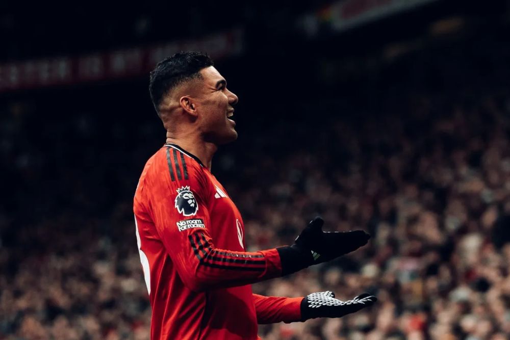 Dupla brasileira decide e Manchester United supera o Fulham em duelo movimentado
