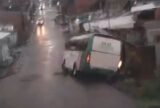 Chuva intensa provoca tombamento de micro-ônibus e alagamentos na zona leste de Manaus