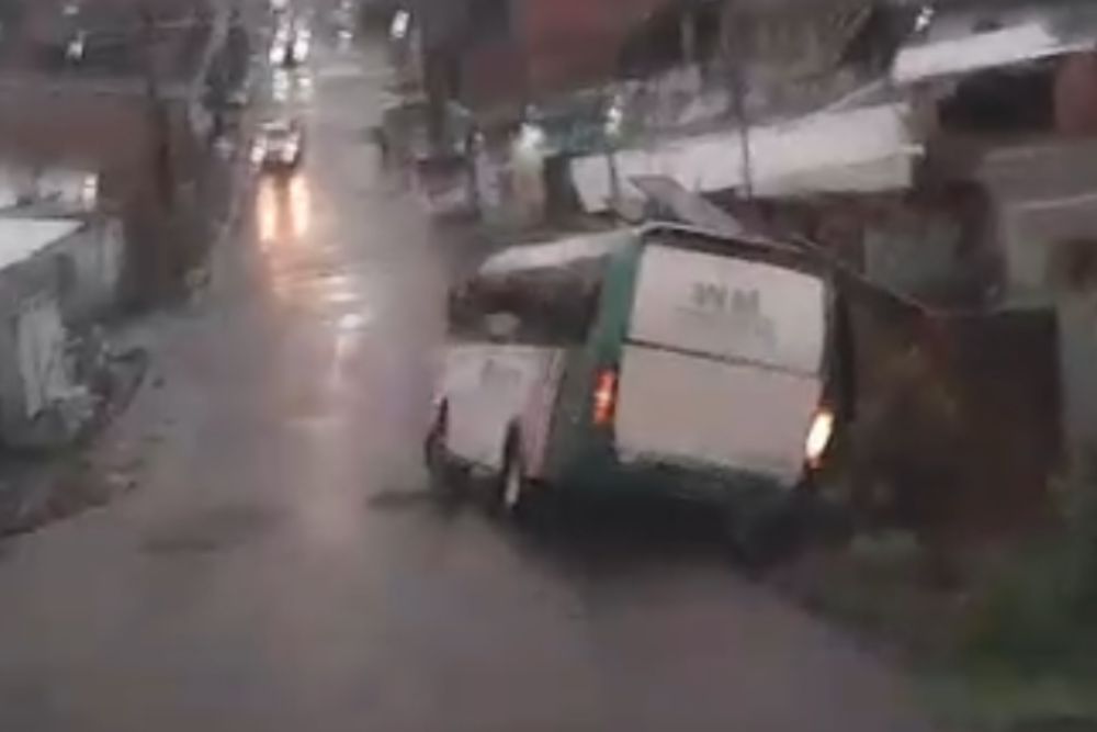 Chuva intensa provoca tombamento de micro-ônibus e alagamentos na zona leste de Manaus