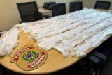Suspeitos são presos ao tentar enviar cocaína líquida em edredons pelos Correios em Manaus