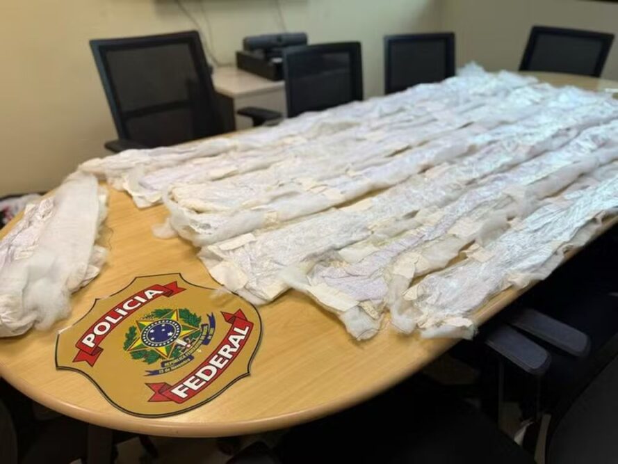 Suspeitos são presos ao tentar enviar cocaína líquida em edredons pelos Correios em Manaus
