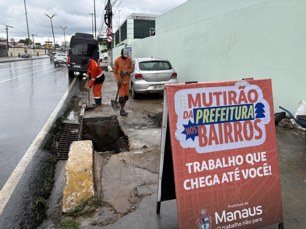 Tubulação de Manaus é danificada durante obras e passa por reparo da prefeitura Tubulação de Manaus é danificada durante obras e passa por reparo da prefeitura