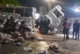 Carga de caminhão tomba e bloqueia acesso ao Porto Demétrio em Manaus