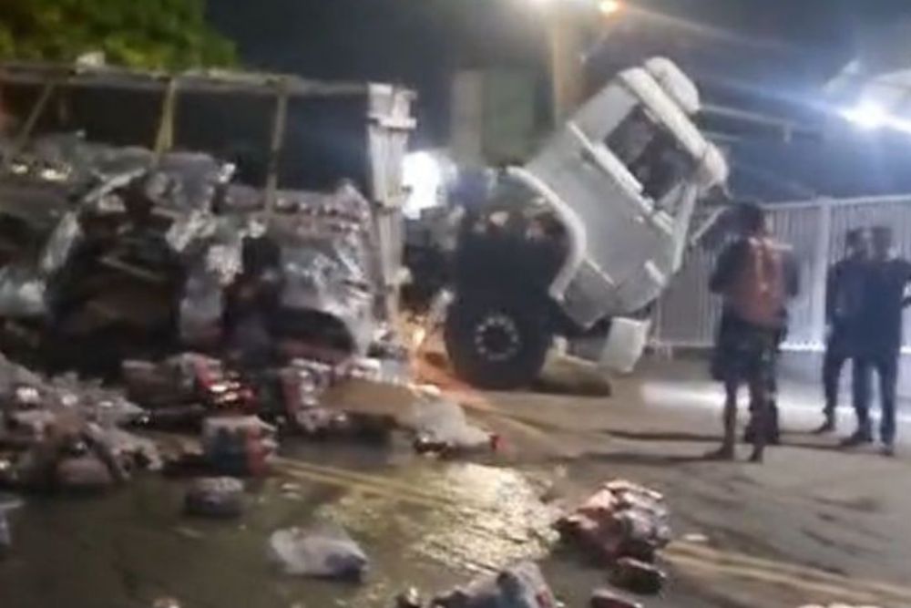 Carga de caminhão tomba e bloqueia acesso ao Porto Demétrio em Manaus