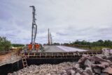 Eduardo Braga acompanha fase final da ponte do Autaz-Mirim