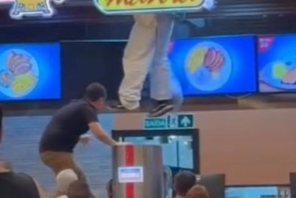Teto de restaurante em shopping cede e deixa pessoa suspensa em Manaus
