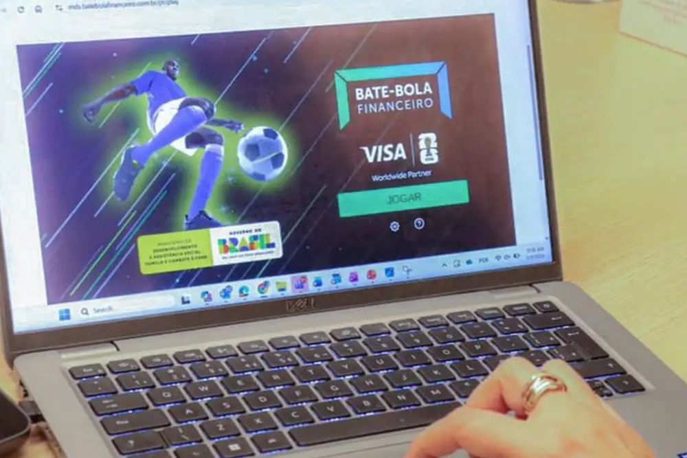 Plataforma usa linguagem do futebol para orientar finanças de famílias do CadÚnico
