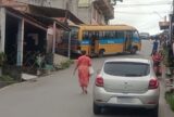 Micro-ônibus perde freio e atinge carro na zona Leste de Manaus