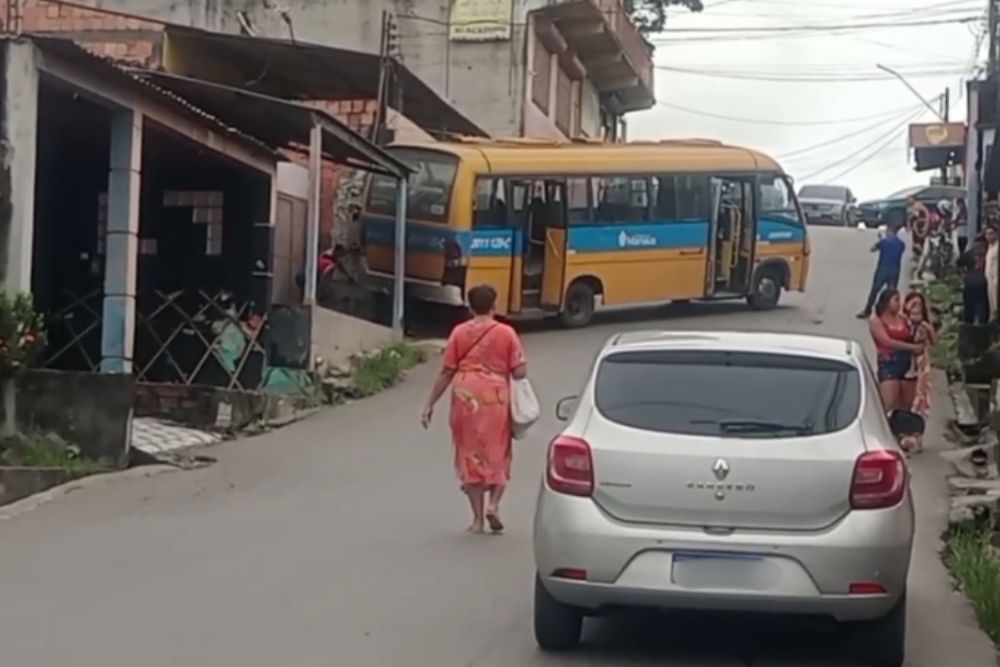 Micro-ônibus perde freio e atinge carro na zona Leste de Manaus