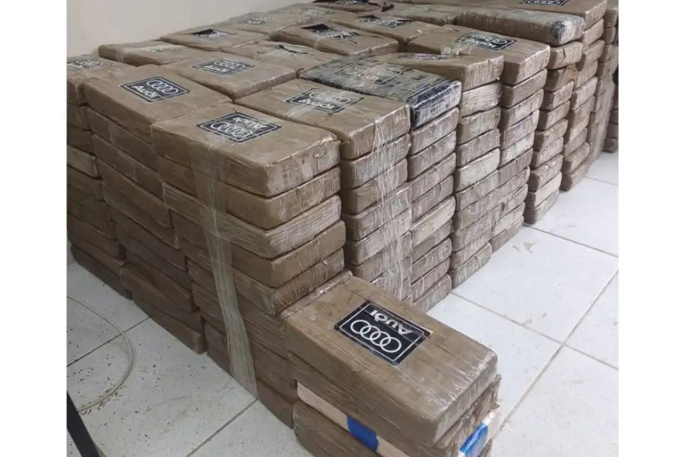 Opera&ccedil;&atilde;o internacional intercepta carga de 1,3 tonelada de coca&iacute;na em alto-mar