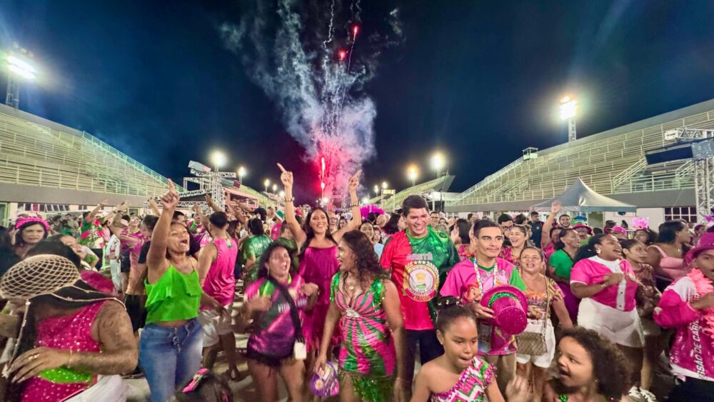 Vit&oacute;ria R&eacute;gia encerra ensaios e ajusta desfile sobre Bi Garcia