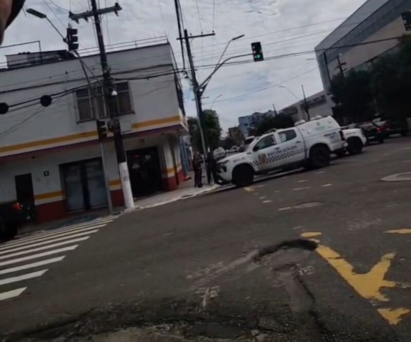 Homem é detido com faca e suposto artefato explosivo dentro de ônibus no Centro de Manaus