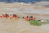 Operação de resgate é intensificada após naufrágio de embarcação no Encontro das Águas