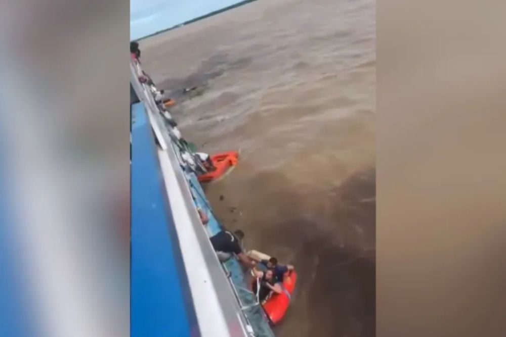 Buscas por desaparecidos continuam após naufrágio no encontro das águas em Manaus Buscas por desaparecidos continuam após naufrágio no encontro das águas em Manaus