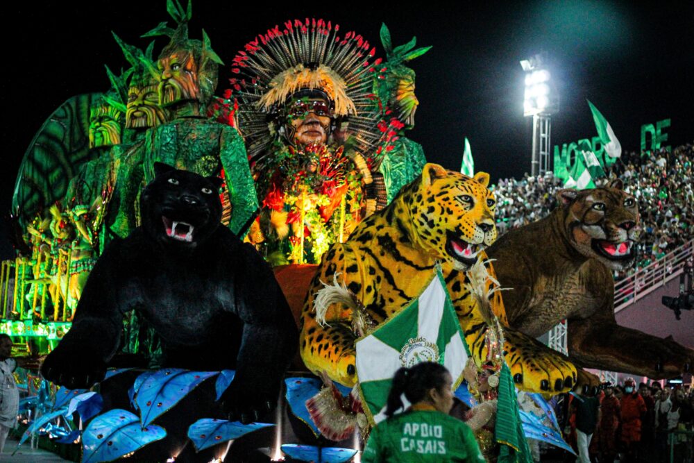 Reino Unido leva força comunitária à avenida em desfile marcante