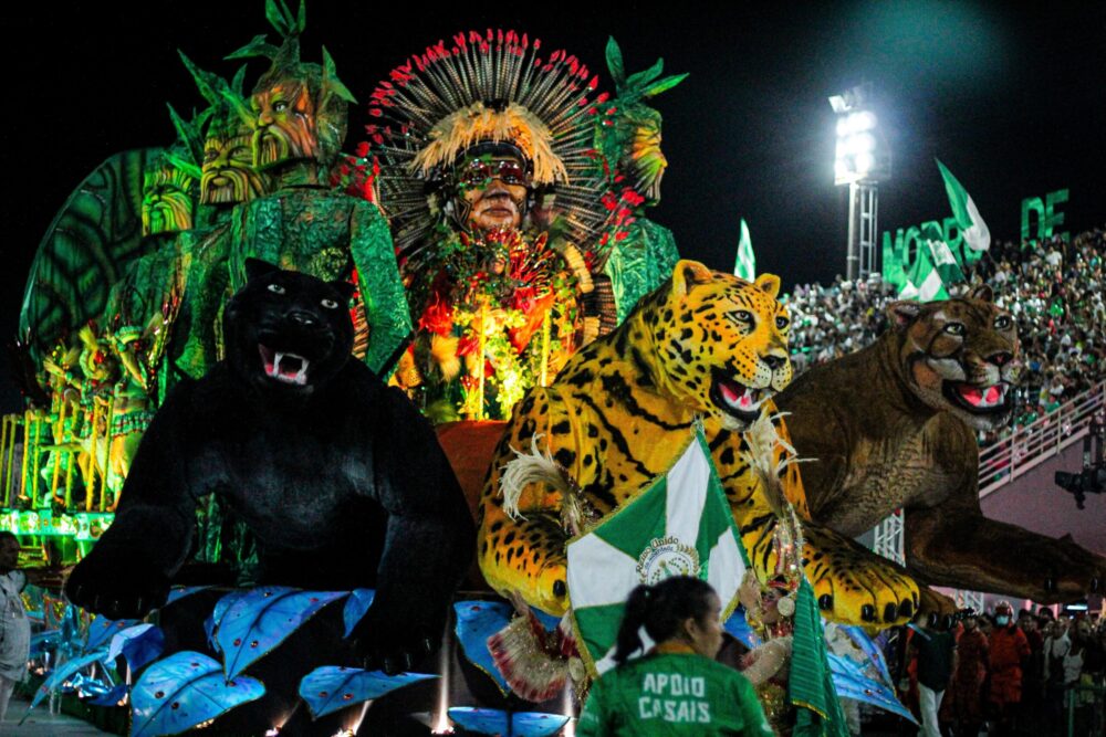 Reino Unido leva força comunitária à avenida em desfile marcante