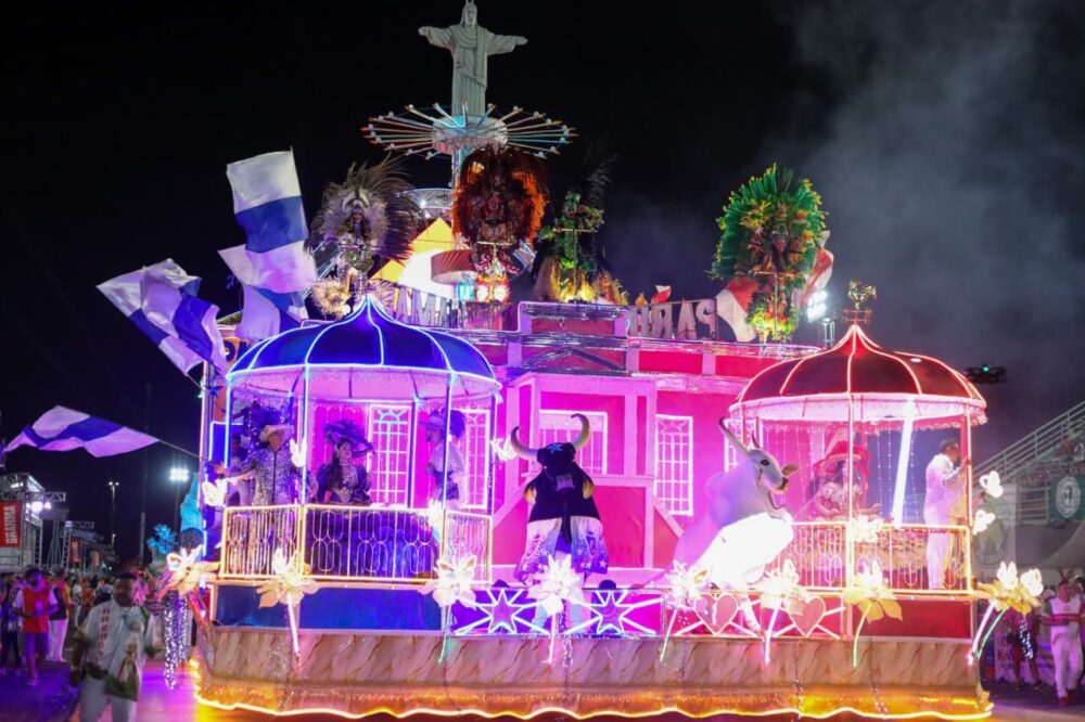 Vit&oacute;ria R&eacute;gia celebra Jubileu de Ouro com desfile tem&aacute;tico