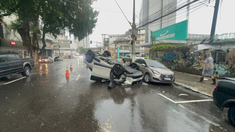 Picape capota após colisão na Avenida Joaquim Nabuco