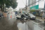 Picape capota após colisão na Avenida Joaquim Nabuco
