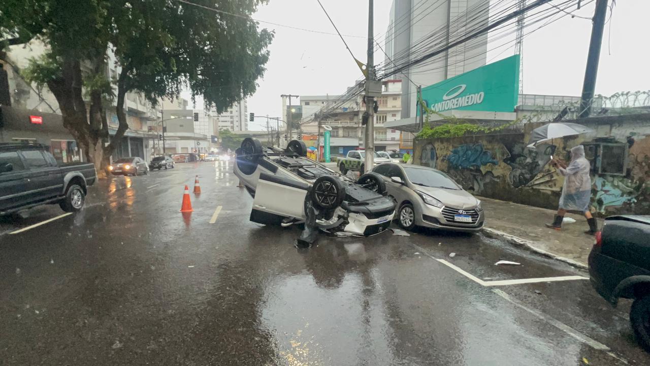 Picape capota ap&oacute;s colis&atilde;o na Avenida Joaquim Nabuco