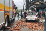Idoso morre após carro destruir parada de ônibus na avenida Cosme Ferreira, em Manaus