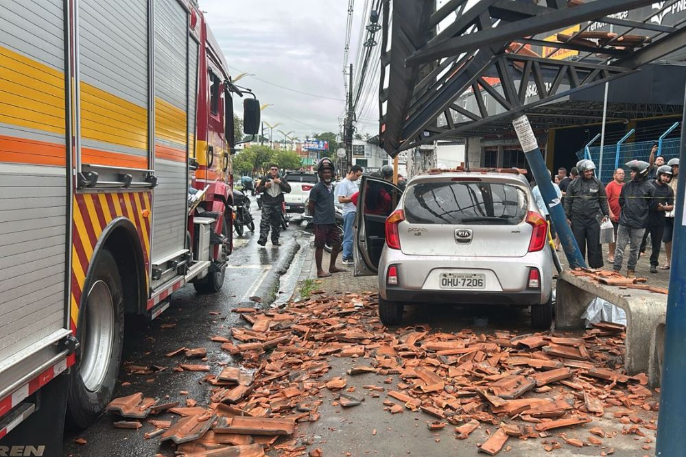 Idoso morre após carro destruir parada de ônibus na avenida Cosme Ferreira, em Manaus