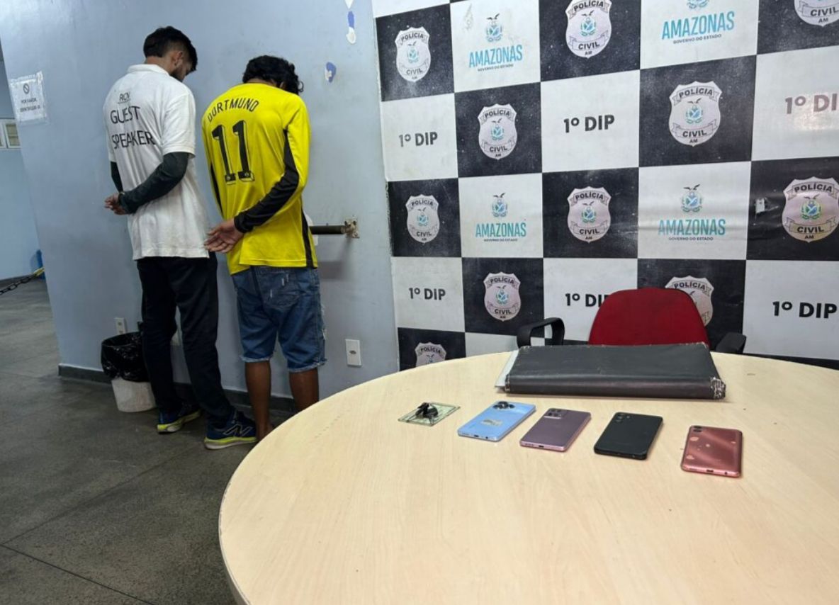 Dupla &eacute; presa ap&oacute;s simular arma em assalto durante o Carnaval em Manaus