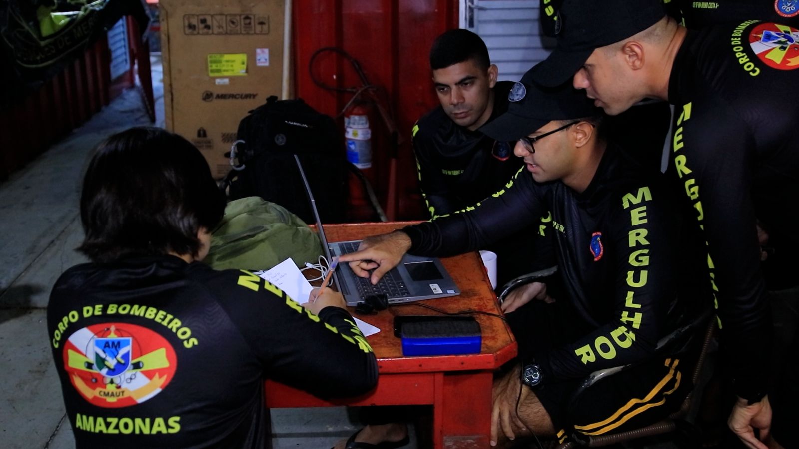 Bombeiros seguem busca por desaparecidos no naufr&aacute;gio em Manaus