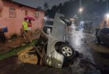 Carro cai em cratera e fica preso no Riacho Doce 2