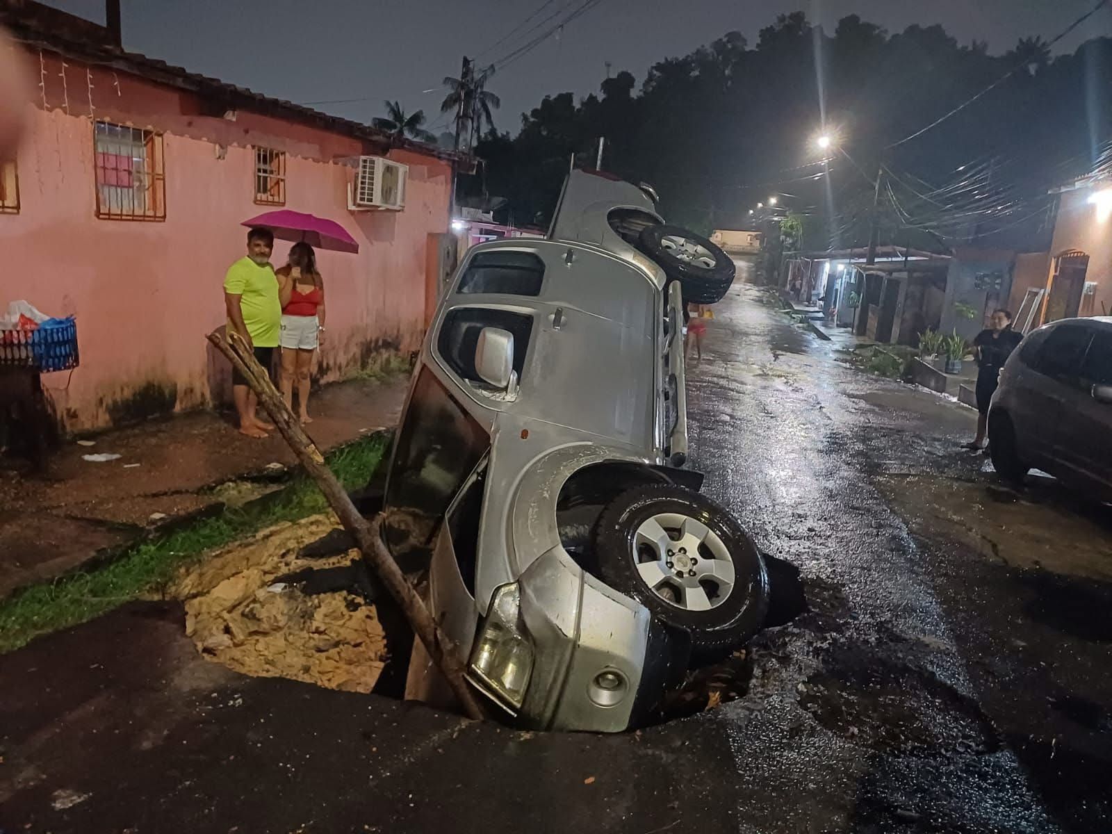 Carro cai em cratera e fica preso no Riacho Doce 2