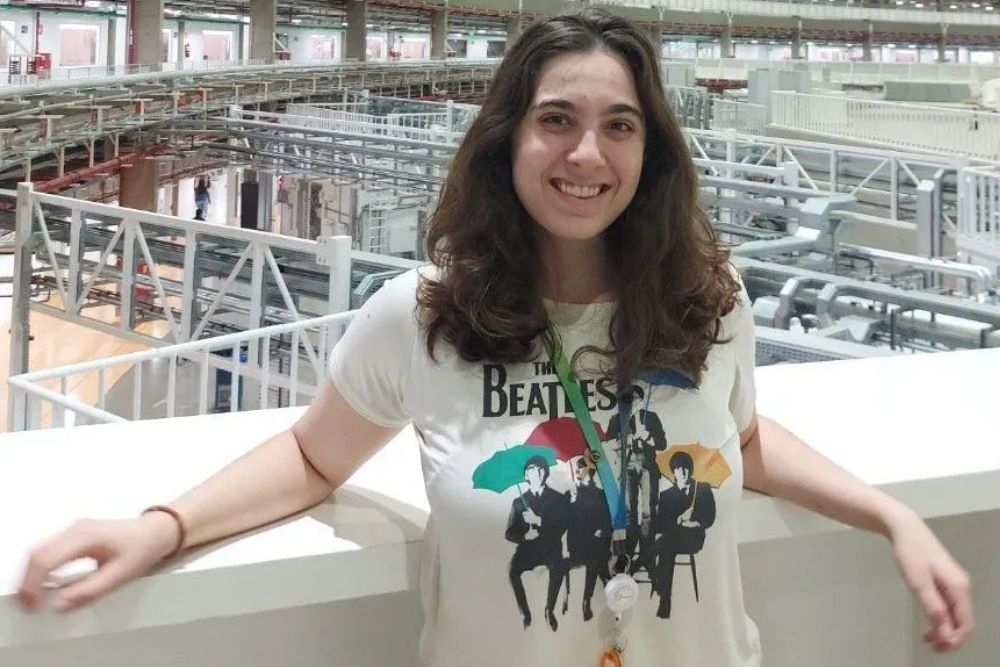 Brasileira conquista prêmio internacional de biologia quântica aos 20 anos