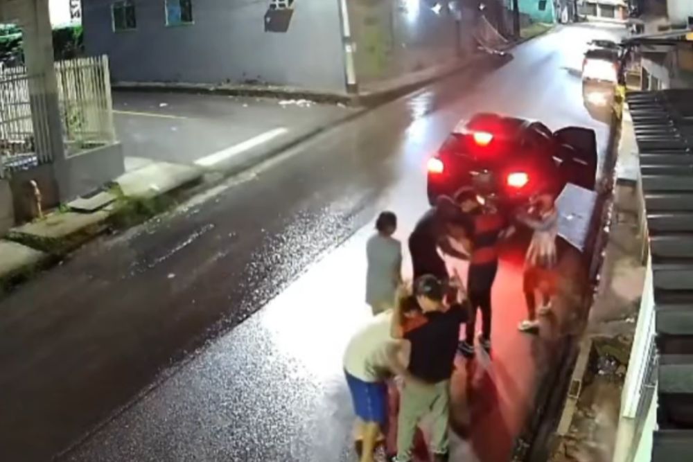 Trio armado assalta pedestres no bairro Santa Etelvina