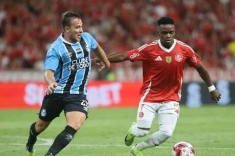 Grêmio faz 3 a 0 no Inter e fica perto do título do Gauchão