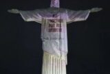 Cristo Redentor é iluminado com mensagens de campanha contra violência