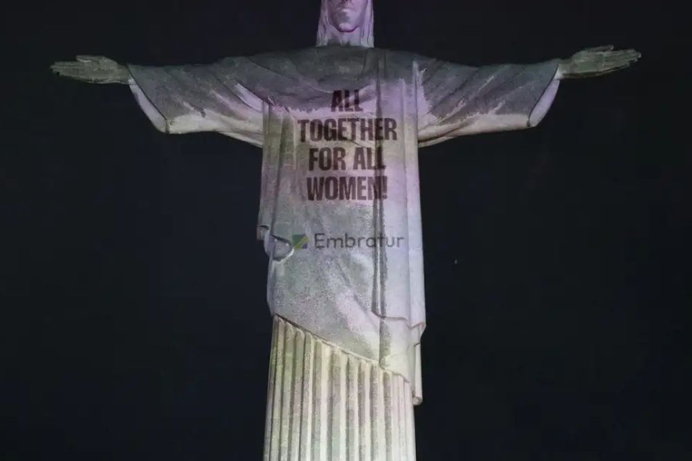 Cristo Redentor &eacute; iluminado com mensagens de campanha contra viol&ecirc;ncia