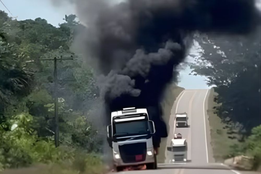 Caminhão carregado com combustível pega fogo na BR-174