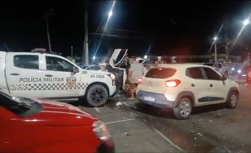 Motorista fica preso às ferragens após acidente na avenida Torquato Tapajós em Manaus