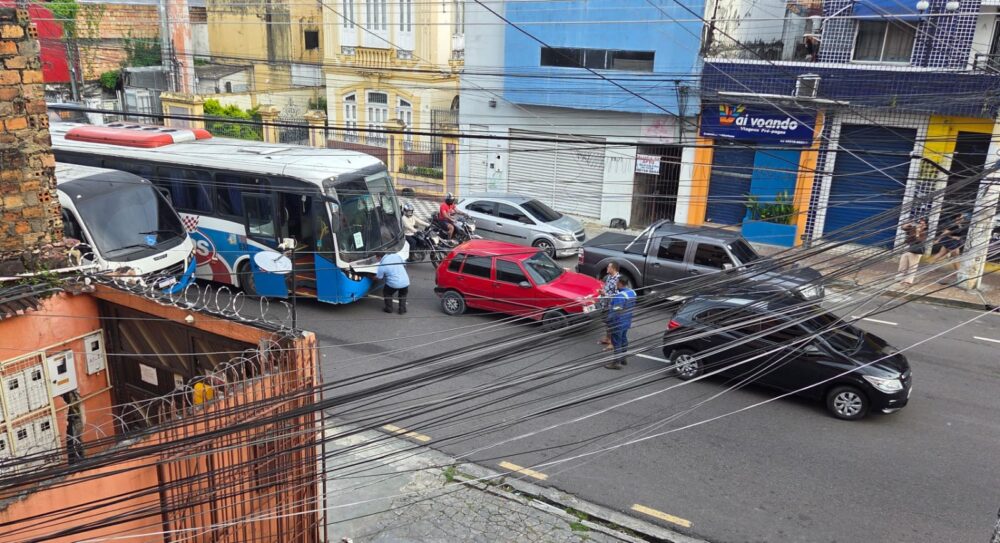 Acidente com ônibus e carros causa congestionamento no Centro de Manaus