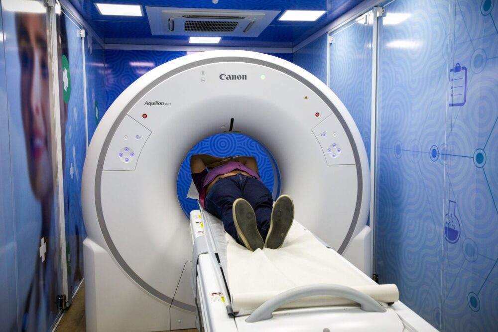 UEA oferece tomografias gratuitas em unidade móvel