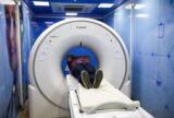 UEA oferece tomografias gratuitas em unidade móvel