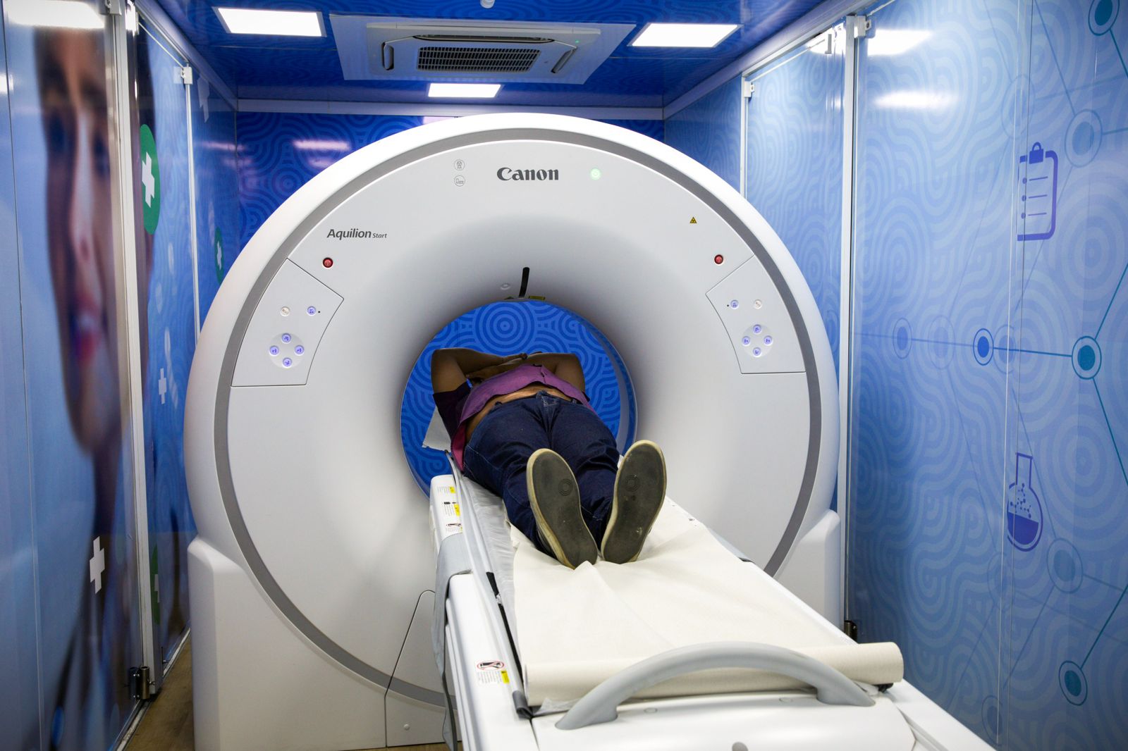 UEA oferece tomografias gratuitas em unidade m&oacute;vel