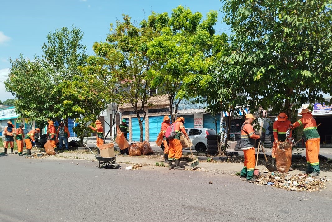 Mutir&atilde;o de limpeza urbana refor&ccedil;a servi&ccedil;os nas zonas Norte e Leste de Manaus