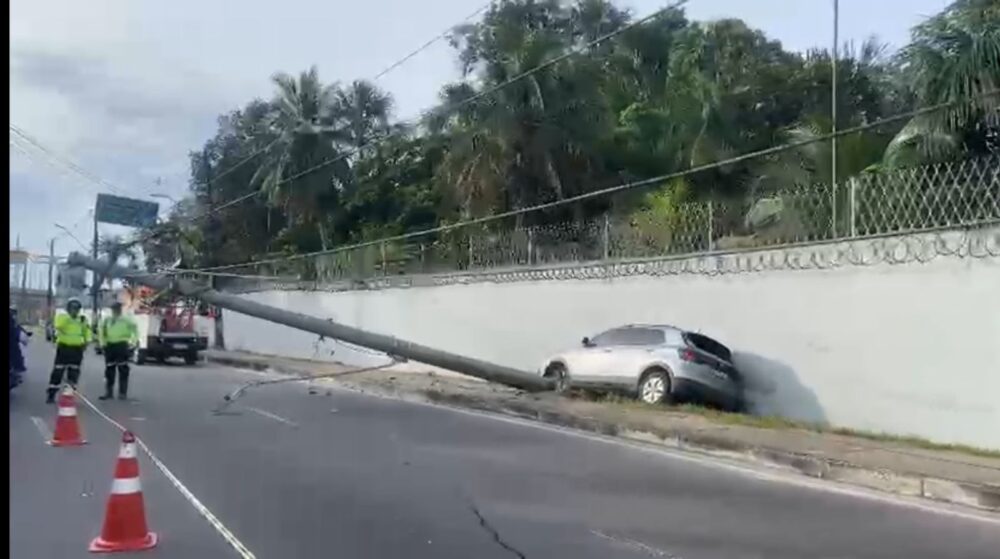 Carro bate em poste e interdita trecho da avenida das Torres em Manaus