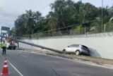 Carro bate em poste e interdita trecho da avenida das Torres em Manaus