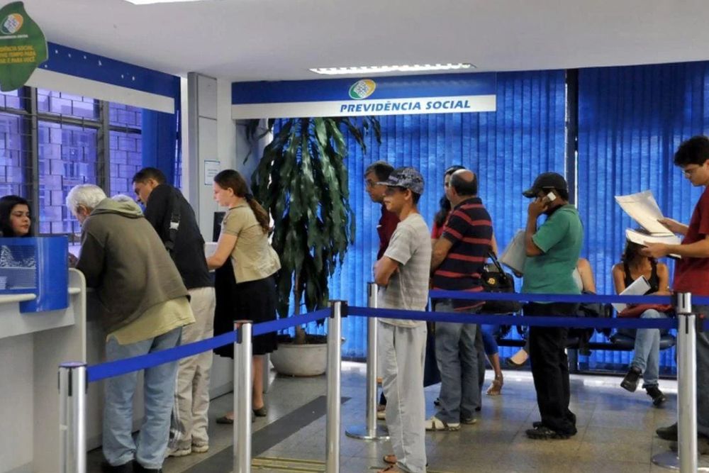 Fila do INSS recua e volta a ficar abaixo de 3 milhões de requerimentos
