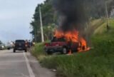 Carro é destruído por incêndio na BR-174 entre Manaus e Presidente Figueiredo